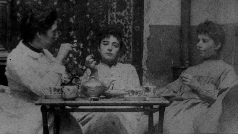 Camille Claudel en el centro fumando con Jessie Lipscomb a la izquierda en 1887 y otra amiga