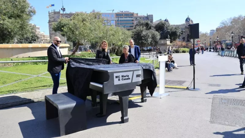Presentació del primer piano solar a la plaça Catalunya de Barcelona