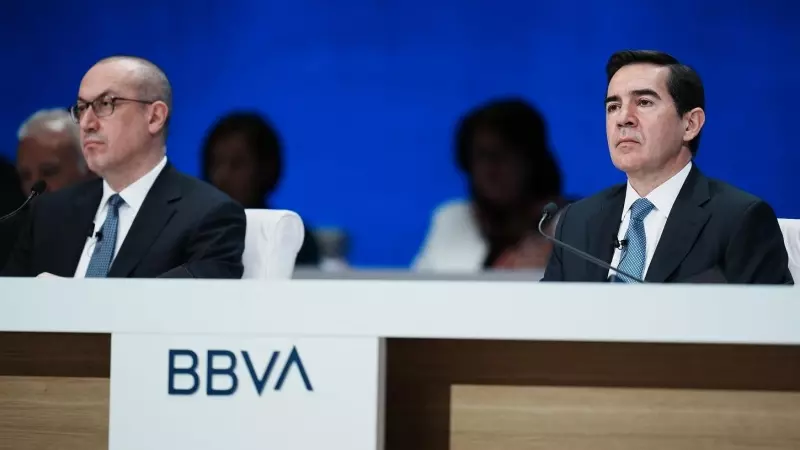 El presidente del BBVA, Carlos Torres (d), y el consejero delegado, Onur Genç (i), en la junta general ordinaria del banco, en Bilbao. E.P./H.Bilbao