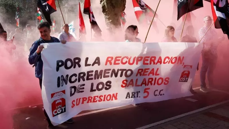 Los sindicatos exigen aumentos salariales durante una protesta antes de la Junta General Anual de Accionistas del banco español BBVA en el Palacio Euskalduna, en Bilbao.