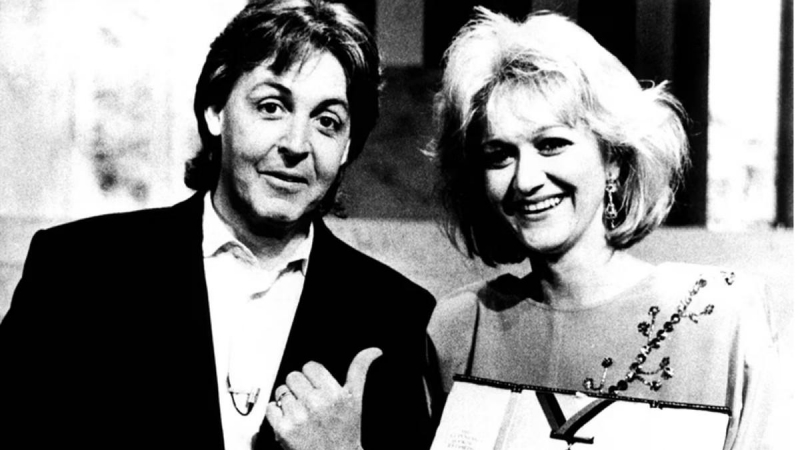 Paul McCartney y la azafata Vesna Vulović, con su Récord Guinness.