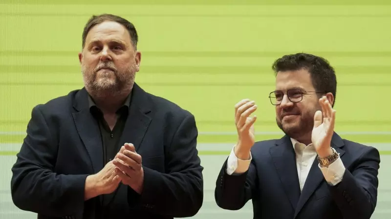 El presidente de la Generalitat, Pere Aragonés (d) y el presidente de ERC, Oriol Junqueras (i) durante el primer mitin de ERC tras el anuncio del adelanto electoral, el 16 de marzo de 2024 en Barcelona.