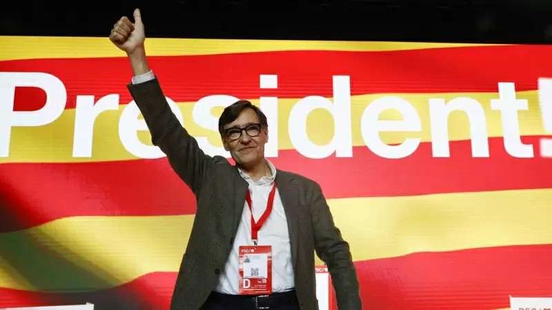 Salvador Illa, saluda tras ser elegido primer secretario del PSC y candidato a presidente de la Generalitat de Cataluña el 16 de marzo, en Barcelona.