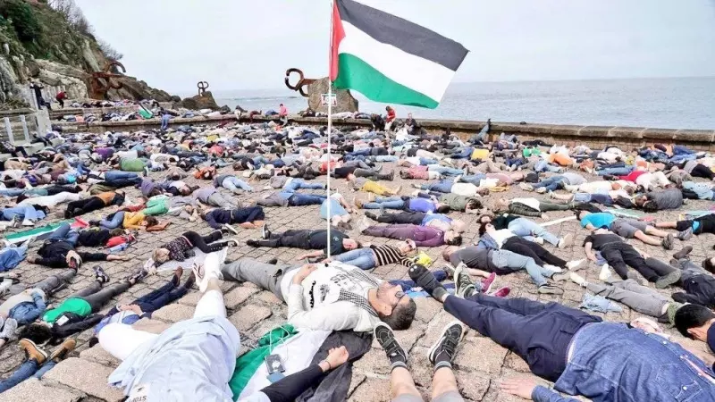 Imagen del final de la manifestación, cuando miles de personas se tumbaron en el suelo en una 'performance' multitudinaria.