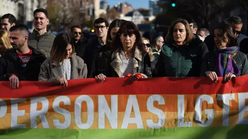 La ministra de Igualdad, Ana Redondo (c), y la portavoz del PSOE en el Ayuntamiento de Madrid, Reyes Maroto (d), durante una manifestación en defensa de la Ley LGTBI y la Ley Trans de la Comunidad de Madrid, a 17 de diciembre de 2023,