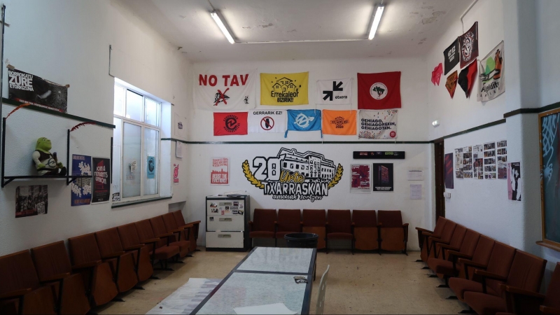 Interior del centro social okupado Txarraska Gaztetxea, en Euskadi.