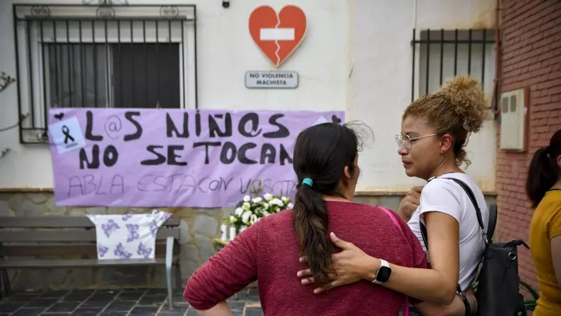 20/3/24 - Vecinas de Abla (Almería) colocan flores en la puerta del colegio donde estudiaba una de las niñas presuntamente asesinadas por envenenamiento por su padre y donde se ha decretado tres días de luto oficial.