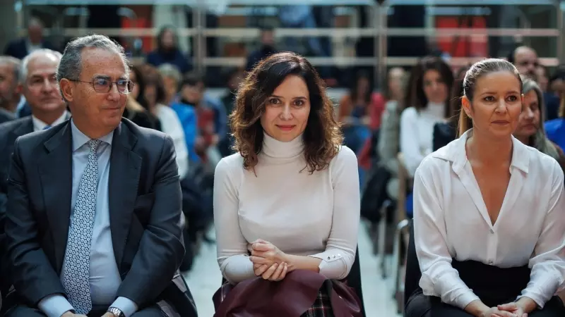 (I-D) Enrique Ossorio, Isabel Díaz Ayuso y Ana Dávila durante el acto institucional de entrega de los Reconocimientos 8 de Marzo, en la Real Casa de Correos, a 8 de marzo de 2024, en Madrid.