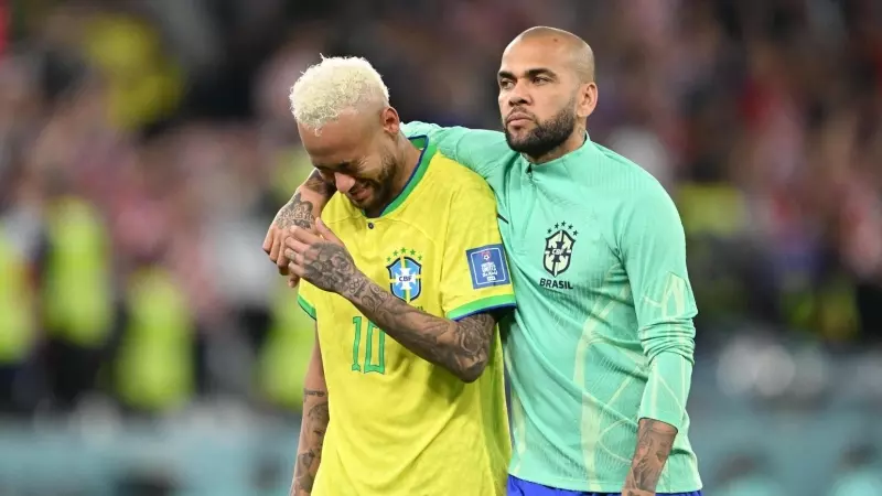 20/03/2024 Dani Alves  consuela a su compañero Neymar mientras llora tras la derrota de su equipo en la Copa Mundial de la FIFA Qatar, a 9 de diciembre de 2022.