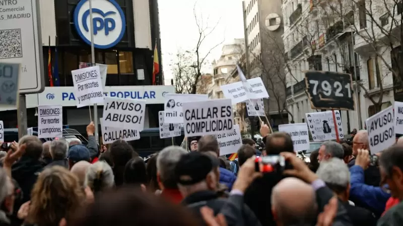 Manifestación organizada por la asociación La Plaza bajo el lema “Ayuso dimisión” contra la presidenta de la Comunidad de Madrid, Isabel Díaz Ayuso
