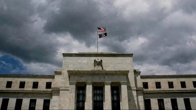 La bandera de EEUU y la enseña de la Resercva Federal ondean sobre la sede de banco central estadounidense, en Washington. REUTERS/Kevin Lamarque