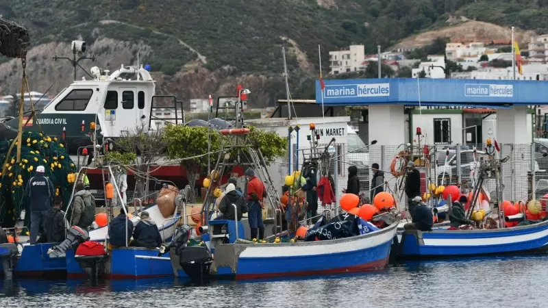 La Guardia Civil durante la detención de pesqueros marroquíes en Ceuta, a 22 de abril de 2021.