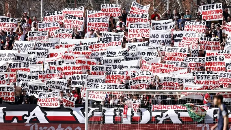 Aficionados del Rayo Vallecano rechazan el traslado de su estadio, en Madrid, a 18 de febrero de 2024.