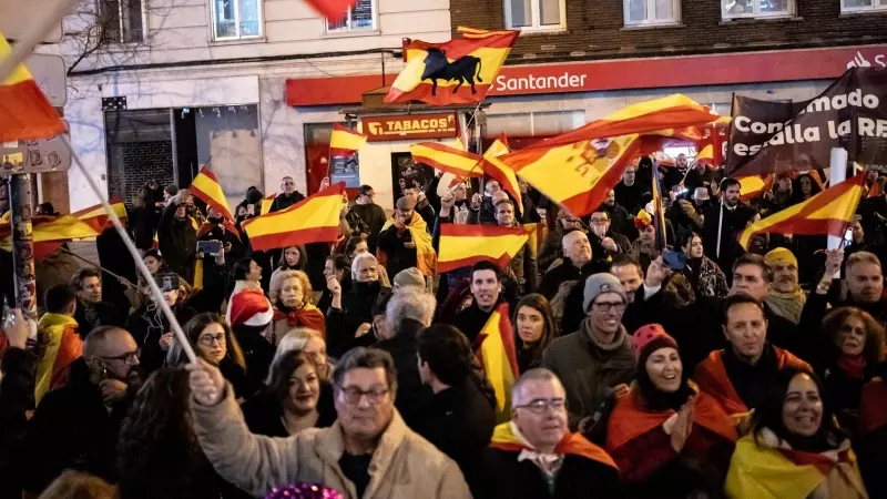 Decenas de personas se manifiestan frente a la sede del PSOE en Ferraz, en Madrid, a 1 de enero de 2024.