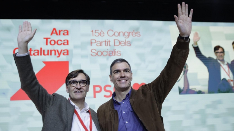 El secretario general del PSOE y presidente del Gobierno, Pedro Sánchez, y el primer secretario del PSC, Salvador Illa, durante el acto de clausura del 15º Congreso del PSC el pasado 17 de marzo.