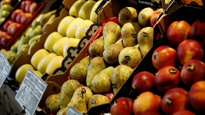 Melocotones, manzanas y peras en un mercado, a 24 de julio de 2019 (Archivo).