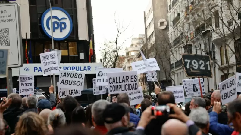Manifestación frente a la sede del Partido Popular contra la presidenta de la Comunidad de Madrid, Isabel Díaz Ayuso, a 20 de marzo de 2024.