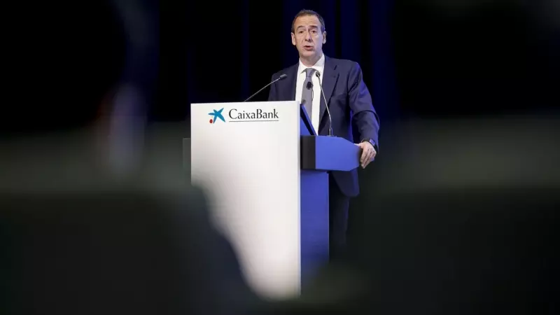 El consejero delegado de Caixabank, Gonzalo Gortázar, se dirige a los asistentes a la junta de accionistas del banco, en Valencia. EFE/Ana Escobar