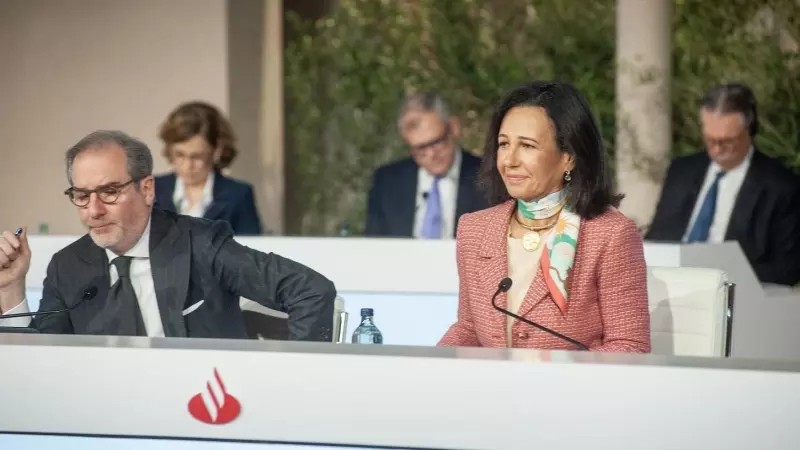 La presidenta del Banco Santander, Ana Botin (d.), y el consejero delegado, Héctor Grisi (i.), durante la junta de accionistas de la entidad, en su sede corporativa en la localidad madrileña de Boadilla.