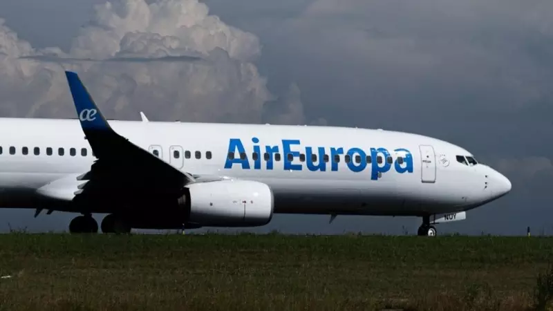 Un avión de la compañía Air Europa, a su llegada al Aeropuerto de Alvedro en A Coruña, Galicia.