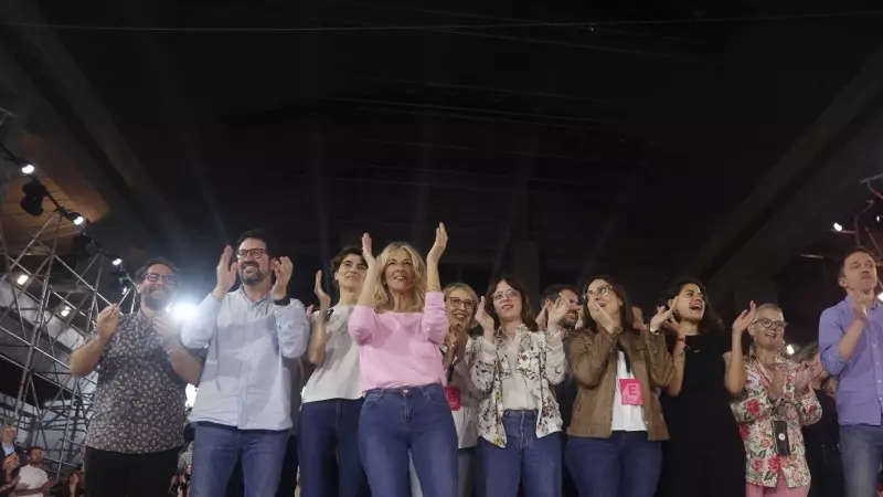 Yolanda Díaz, rodeada de la nueva dirección de Sumar, al cierre de la asamblea fundacional celebrada este sábado en Villaverde.