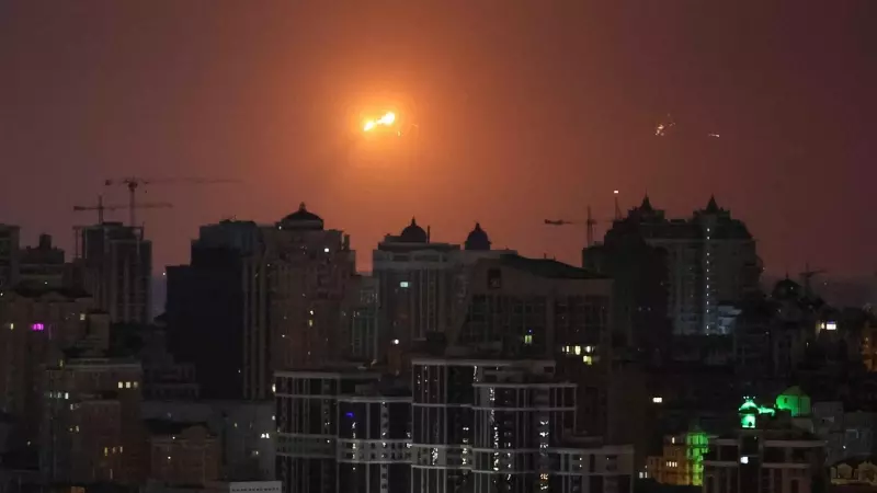 Una explosión de un misil se ve en el cielo sobre la ciudad de Kiev (Ucrania)durante un ataque con misiles rusos, en medio del ataque de Rusia a Ucrania, el 24 de marzo 2024.