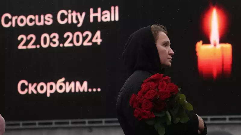 La gente llora y trae flores en la sala de conciertos Crocus City Hall tras un ataque terrorista en Krasnogorsk, en las afueras de Moscú, Rusia, el 24 de marzo de 2024.