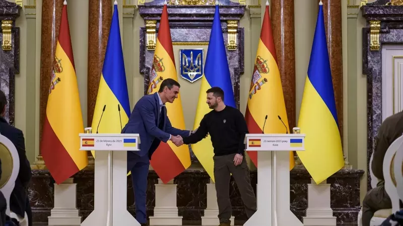 El presidente del Gobierno de España, Pedro Sánchez (i), y el presidente de Ucrania, Volodimir Zelenski (d), se saludan a su llegada al Palacio Mariinski, a 23 de febrero de 2023, en Kiev (Ucrania)