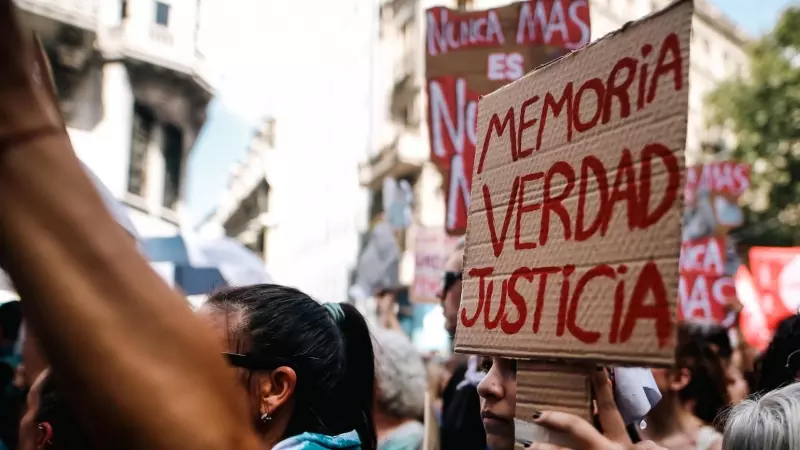 Manifestantes marchan con motivo del Día de la Memoria este domingo en Buenos Aires (Argentina).
