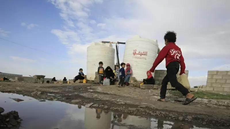 Varios niños caminan en busca de agua a las afueras de Saná, en Yemen.