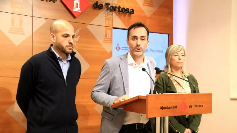 L'alcalde de Tortosa, Jordi Jordan, al centre, amb els tinents d'alcalde Víctor Grau i Mar Lleixà