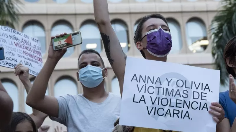 Una mujer participa en una concentración feminista en la Plaza de la Candelaria a 11 de junio de 2021.