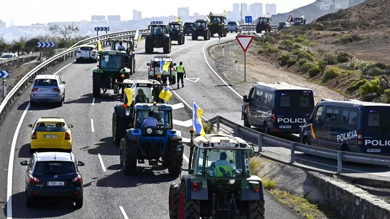 25/03/2024 Una columna de tractores atraviesa Gran Canaria durante la décimosexta jornada de protestas de los tractores en las carreteras españolas, a 21 de febrero de 2024.
