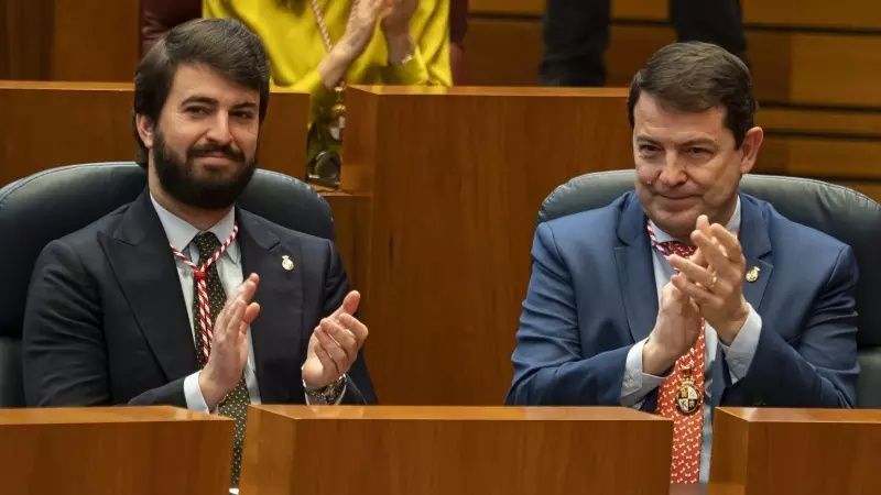 El presidente de Castilla y León, Alfonso Fernández Mañueco (d), junto al vicepresidente autonómico, Juan García-Gallardo (i).