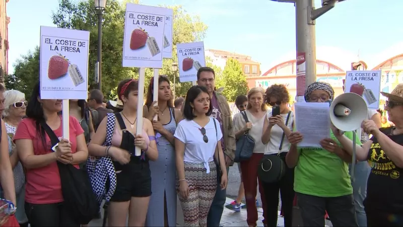 Acción solidaria con las trabajadoras marroquís de las fresas de Huelva.