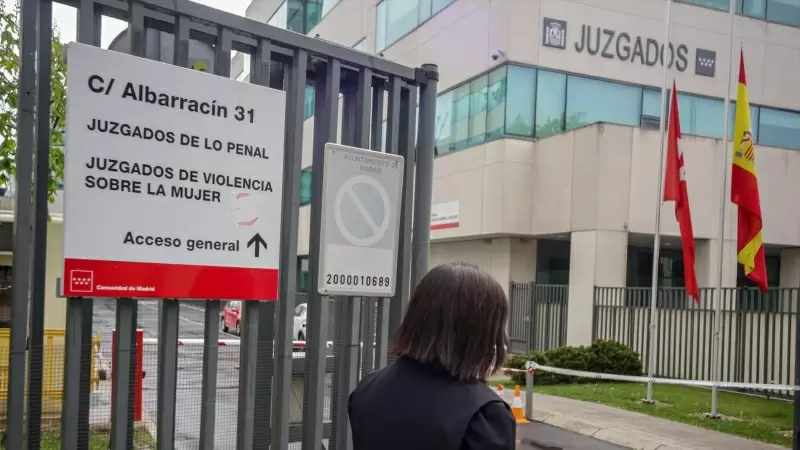 Una abogada vestida con toga y mascarilla entra a los Juzgados de lo Penal, Juzgados de Violencia sobre la mujer situados en la C/Albarracín, 31 de Madrid (España), durante la semana siete del estado de alarma, cuando la violencia doméstica sigue agravánd