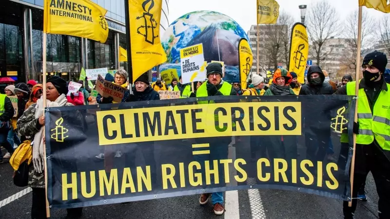 Miembros de Amnistía Internacional protestan en Bruselas por la crisis climática, a 3 de diciembre de 2023.