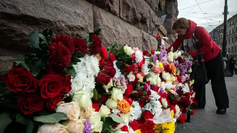 Mujer rusa lleva una flor para conmemorar a las víctimas mortales del atentado terrorista en el auditorio Crocus City Hall, en Moscú, a 24 de marzo de 2024.