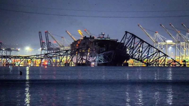 El puente de Baltimore derrumbado por el choque del busque.