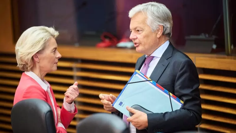 El comisario europeo de Justicia, Didier Reynders, conversa con la presidenta de la Comisión Europea,  Ursula Von der Leyen, antes de una reunión del Ejecutivo de la UE, en Bruselas, el pasado mes de septiembre. E.P./Dati Bendo/European Commission/dpa