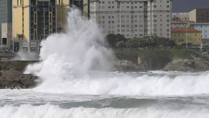 Olas durante el frente meteorológico, a 23 de febrero de 2024, en A Coruña, Galicia