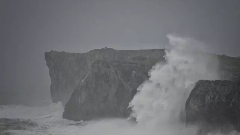 Vista de los acantilados de Pría, en Llanes, Asturias, durante un temporal, en una foto de archivo