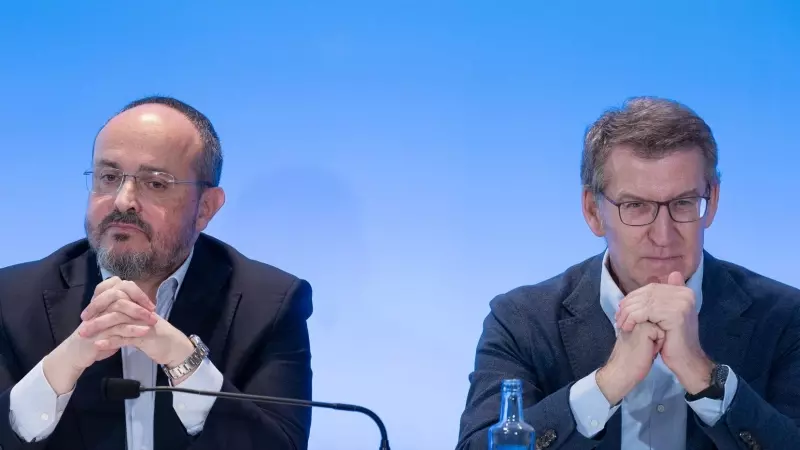 El presidente del PP de Cataluña y candidato a las elecciones catalanas, Alejandro Fernández (i) y el líder del PP, Alberto Núñez Feijóo (d), durante un acto de la Junta Directiva Autonómica del PP de Catalunya, en el Hotel Grand Marina, a 27 de marzo de