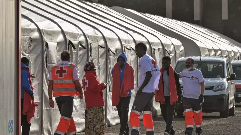 La Guardia Civil ha socorrido este miércoles a 34 inmigrantes localizados a bordo de un cayuco a 15 kilómetros al sur de El Hierro.