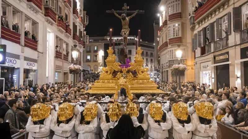 El Cristo de la Buena Muerte procesiona por la calle Larios el Jueves Santo en Málaga.