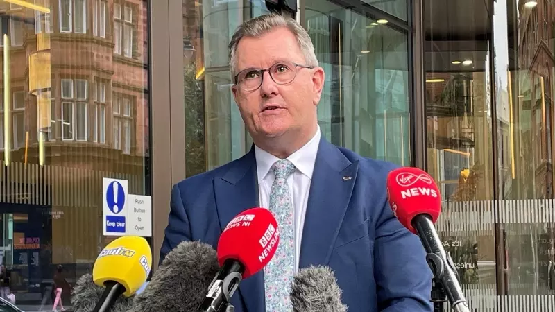 El líder del Partido Democrático Unionista,  Jeffrey Donaldson, se reúne con los medios en Belfast, a 9 de agosto de 2023.