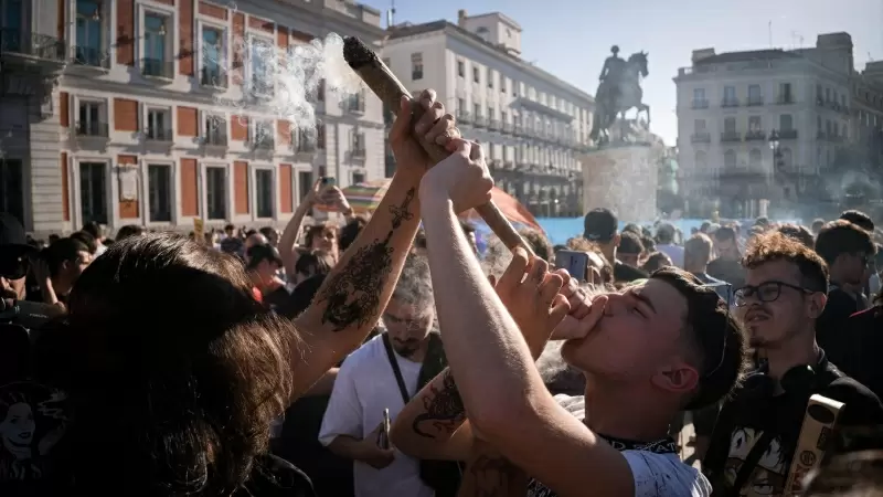 Un hombre fuma cannabis durante una marcha para defender los derechos de la comunidad cannábica en Madrid (Archivo), a 6 de mayo de 2023.