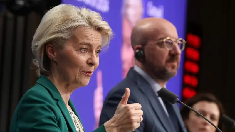 La presidenta de la Comisión Europea, Ursula von der Leyen (i), y el presidente del Consejo Europeo, Charles Michel, durante una rueda de prensa, el 22 de marzo de 2024 en Bruselas (Bélgica).