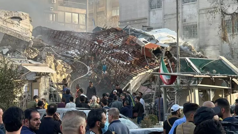 Personal de emergencia y de seguridad en torno al consulado iraní en Damasco tras el ataque de Israel, a 1 de abril de 2024.