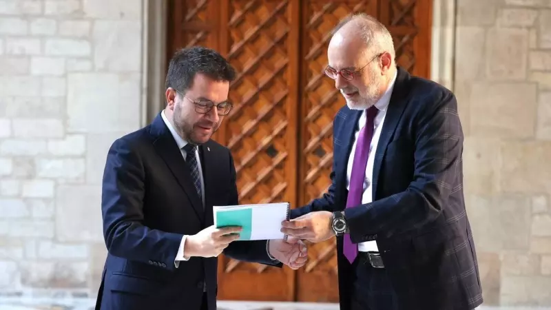 El director de l'Institut d'Estudis d'Autogovern, Joan Ridao, entrega al president de la Generalitat, Pere Aragonès, un informe sobre els instruments jurídics per celebrar un referèndum.